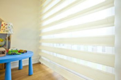 Najzdrowsze dla oczu jest naturalne światło i z tego względu kącik do nauki zwykle urządzamy pod oknem