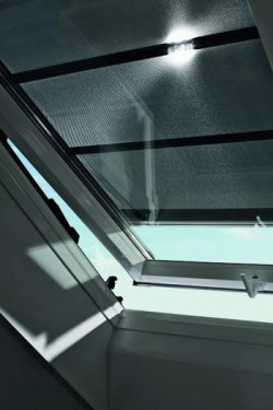 Koniecznym uzupełnieniem okien dachowych jest również odpowiednie oświetlenie sztuczne dające niezbyt intensywne i rozproszone światło