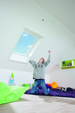 Do pokoju dziecięcego warto wybrać okna dachowe, które zapewnią bezpieczeństwo na wielu poziomach