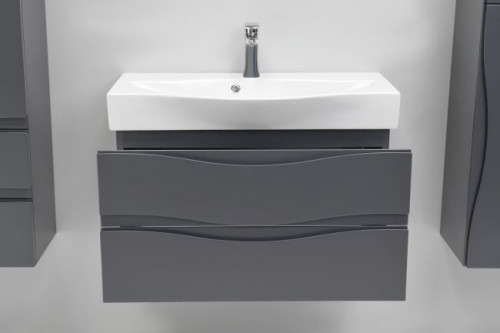 W grupie istotnych zmian we wzornictwie mebli łazienkowych warto zwrócić uwagę na trend rezygnacji z widocznych uchwytów