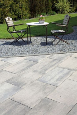 Nowoczesne, wielkoformatowe płyty betonowe stanowią wyjątkową ozdobę przydomowych ogrodów i podjazdów