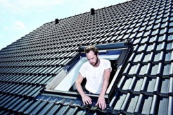 Okna połaciowe wpływają na komfort – doświetlają wnętrza pod skosami i pomagają w utrzymaniu prawidłowej wentylacji