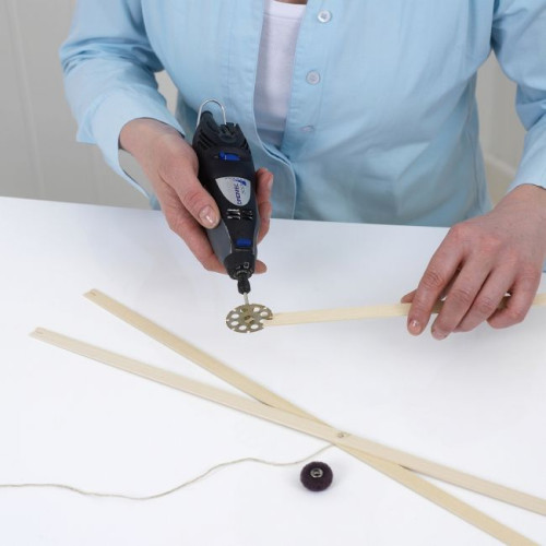 Użyj narzędzia wielofunkcyjnego Dremel 200 wyposażonego w trzpień SpeedClic (SC402) oraz tarczę tnącą do drewna SpeedClic (SC544)