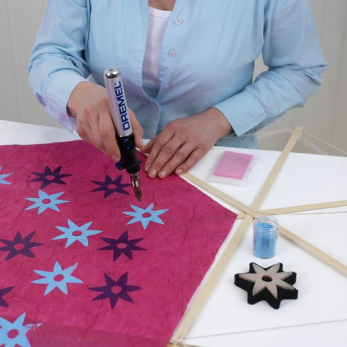 Ułóż ramę latawca na bibule i zaznacz jej kontury ołówkiem