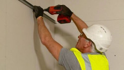 Prace przy montażu sufitu podwieszonego należy rozpocząć od wyznaczenia na powierzchni ściany poziomu