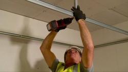 Przykręcić profile główne NIDA MFCP44 do wcześniej zamocowanych wieszaków