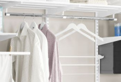 Rozwieś swoje koszulki i bluzki na wieszakach i połowa pracy już za Tobą