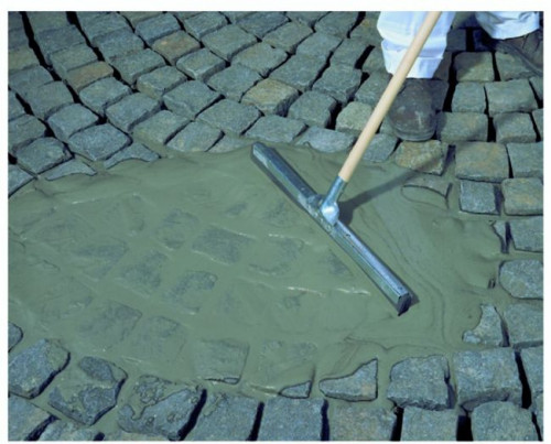 Wypełnienie spoin zaprawą Sopro PFM