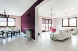 Pudrowy róż wiele osób wyobraża sobie tylko w pokoju dziecięcym, ale ten kolor świetnie nadaje się też do innych pomieszczeń