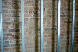 Ściana z cegieł przed natryskiem pianki od wewnątrz