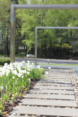 Są podporą dla pnączy, tworząc jednocześnie odosobnione miejsce, w którym można schronić się przed słońcem lub wiatrem