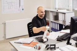 Ten nowy, filigranowy grzejnik dekoracyjny Zehnder Zmart o płaskim froncie posiada całkowicie odporny na korozję wymiennik z tworzywa sztucznego, dlatego wyróżnia się bardzo długim okresem trwałości