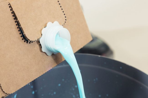 UZIN CUBE it simple to z kolei nowatorski system opakowań środków płynnych