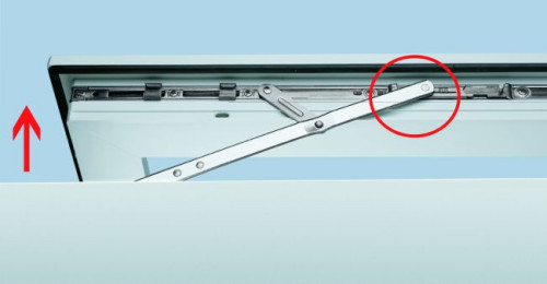 Stabilizator uchyłu skutecznie zapobiega zatrzaskiwaniu się uchylonego skrzydła. Foto Roto