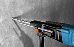 Wiertło i kołki, na których zawiśnie karnisz, należy dobrać do rodzaju ściany