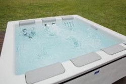 Minimalistyczna ogrodowa wanna spa Just Silence z zaawansowaną technologią hydromasażu