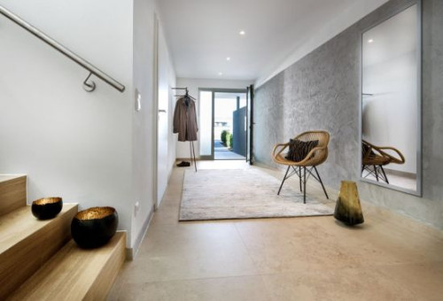 Wśród naturalnych materiałów w wyposażeniu wnętrz wiodącą rolę pełni drewno, wykorzystywane w możliwie najmniej przetworzonej postaci