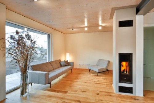 Niezależnie od preferowanej stylistyki wnętrza, warto sięgać po naturalne materiały wykończeniowe