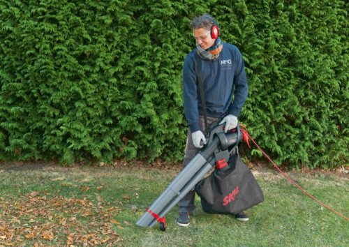 Sprzątanie liści w ogrodzie to czasochłonne zadanie