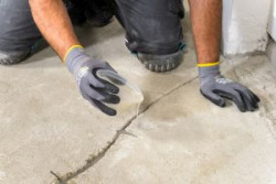 Zalewamy całkowicie szczelinę i nacięcia poprzeczne żywicą