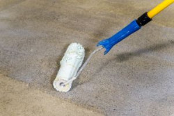 Preparat gruntujący Sopro wysycha na podłożu cemenntowym w ciągu ok.10minut