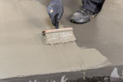 Przygotowaną zaprawę sczepną Sopro HSF 748 nanosimy na podłoże uprzednio zwilżone wodą