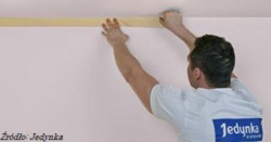 Prace malarskie należy rozpocząć od sufitu – w ten sposób unikniemy ryzyka powstania nieestetycznych zacieków