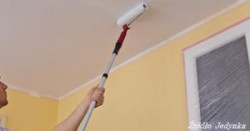 Malowanie, podobnie jak gruntowanie, należy zacząć od sufitu
