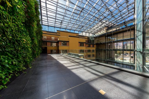 Pierwszym wyborem inwestorów na posadzki w szczególnie często eksploatowanych miejscach są najczęściej płyty betonowe lub ceramiczne