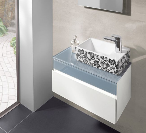 Mała łazienka uwielbia jasne kolory i błyszczące materiały