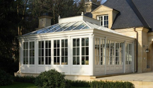 Stosujemy okucia obwiedniowe niemieckiej firmy SIEGENIA, które pozwalają na otwieranie okien