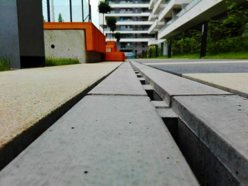 Zastosowane zostały m.in. w garażach podziemnych, placu, ścieżkach oraz na terenach sportowych