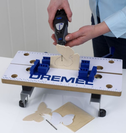 Wytnij kształty i przenieś kontury na kawałki lekkiego drewna lub płyty MDF