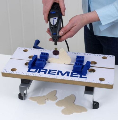 Wygładź krawędzie cięcia, używając narzędzia wielofunkcyjnego Dremel 200 Series