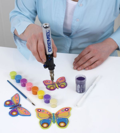 Pomaluj motyle farbami w żywych kolorach i pozostaw je do wyschnięcia