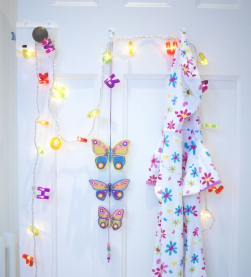 Połącz ze sobą motyle za pomocą sznurka i zrób pętlę do zawieszenia ozdoby nad największym z motyli