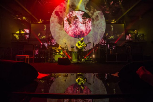 Tuż po kolacji nastąpiła kolejna, niespodziewana atrakcja – z 6 różnych miejsc przestrzeni scenicznej, w rytm specjalnie na to wydarzenie przygotowanych animacji, oczom Gości ukazało się 6 utalentowych muzyków