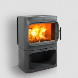 Duże palenisko w układzie poziomym ułatwia załadunek polan o długości do 40 cm długości