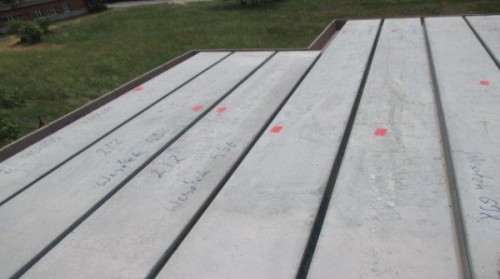 Lekki Strop Panelowy SMART oparty na innowacyjnej technologii płyt strunobetonowych wyróżnia się wyjątkowo krótkim czasem montażu