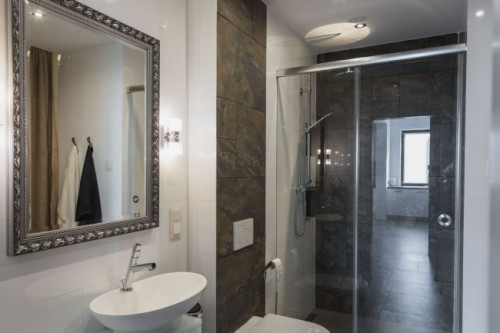 Szkło jest idealnym materiałem wykończeniowym stosowanym w łazience