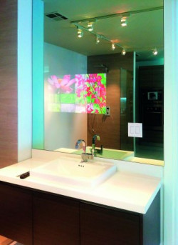 Wystarczy nacisnąć przycisk pilota, by zmienić zwykłą łazienkę w futurystyczne pomieszczenie