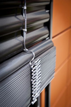 Harmonijnie komponują się przede wszystkim z geometryczną, minimalistyczną bryłą obiektów