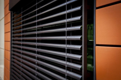 Sterowanie elektryczne odbywa się dzięki silnikowi umieszczonemu w środku rynny górnej