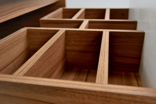 Sprzymierzeńcem w walce o utrzymanie porządku w łazienkowych szafkach są szuflady z wewnętrzną organizacją