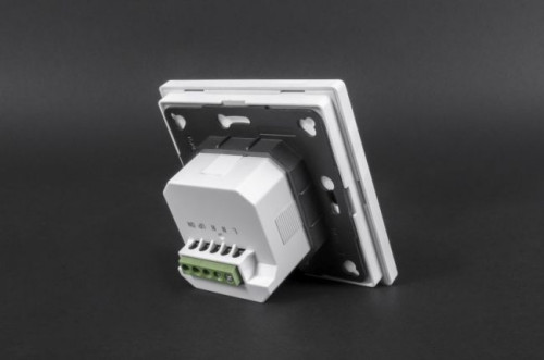 Centralki serii MAGNETIC zintegrowane są z przełącznikiem, co umożliwia sterowanie napędem nie tylko za pomocą wybranego pilota, lecz także wbudowanego przełącznika