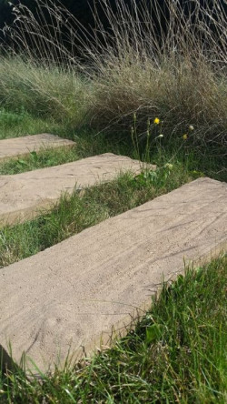 Najczęściej spotykanym materiałem w wiejskich ogrodach jest drewno