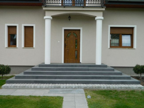 Schody prowadzące do domu, ze względu na intensywność użytkowania, powinny być wytrzymałe oraz dostosowane do naszych potrzeb