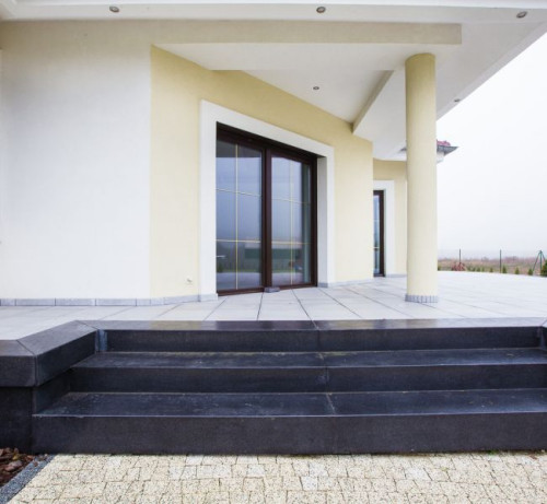 Schody zewnętrzne powinny się dobrze komponować z budynkiem i jego otoczeniem