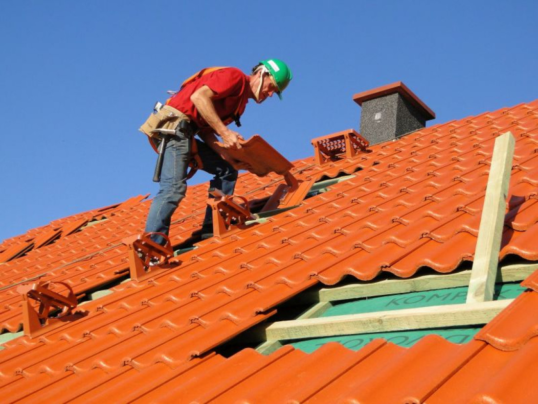 Budowa lub remont dachu? Zobacz, jak wybrać fachowego dekarza
