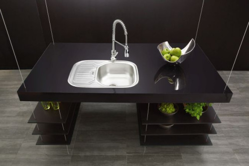 Stal i chrom dobrze wyglądają też w towarzystwie lśniących kompozytowych blatów